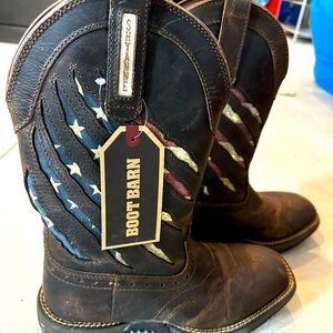 SHYANNE WOMEN'S LITE FLAG WESTERN PERFORMANCE BOOTS - BROAD SQUARE TOE. Size 9.5